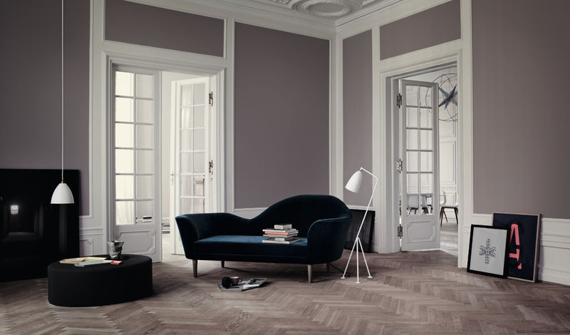Gräshoppa floor lamp - matt white_Grand Piano sofa_Gubi Pouffe_Bestlite pendant BL9M - matt white-brass-800x800
